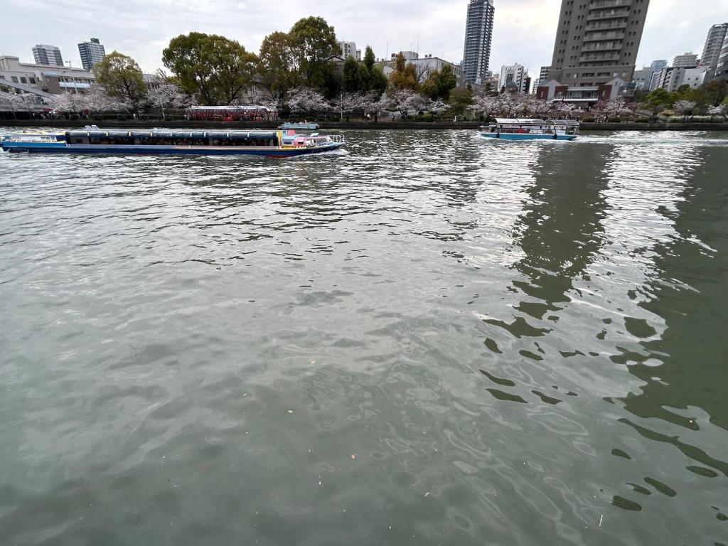 Výhled na řeku, která protéká v blízkosti hodinového hotelu