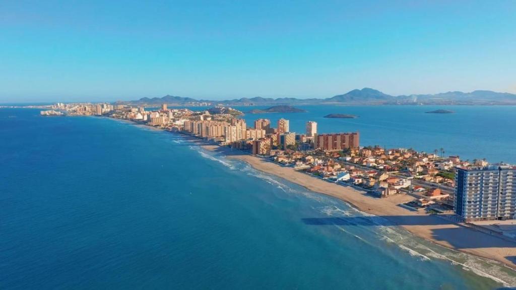una vista aérea de una ciudad en la playa en Vao Hol Rental - Santiago de La Ribera en San Javier
