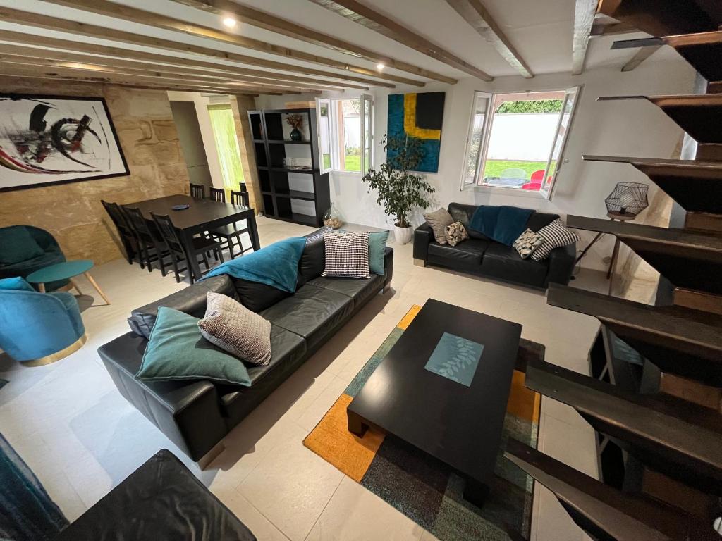 un salon avec un canapé et une table dans l'établissement Gîte du Ferrand au coeur des vignes, à Montagne