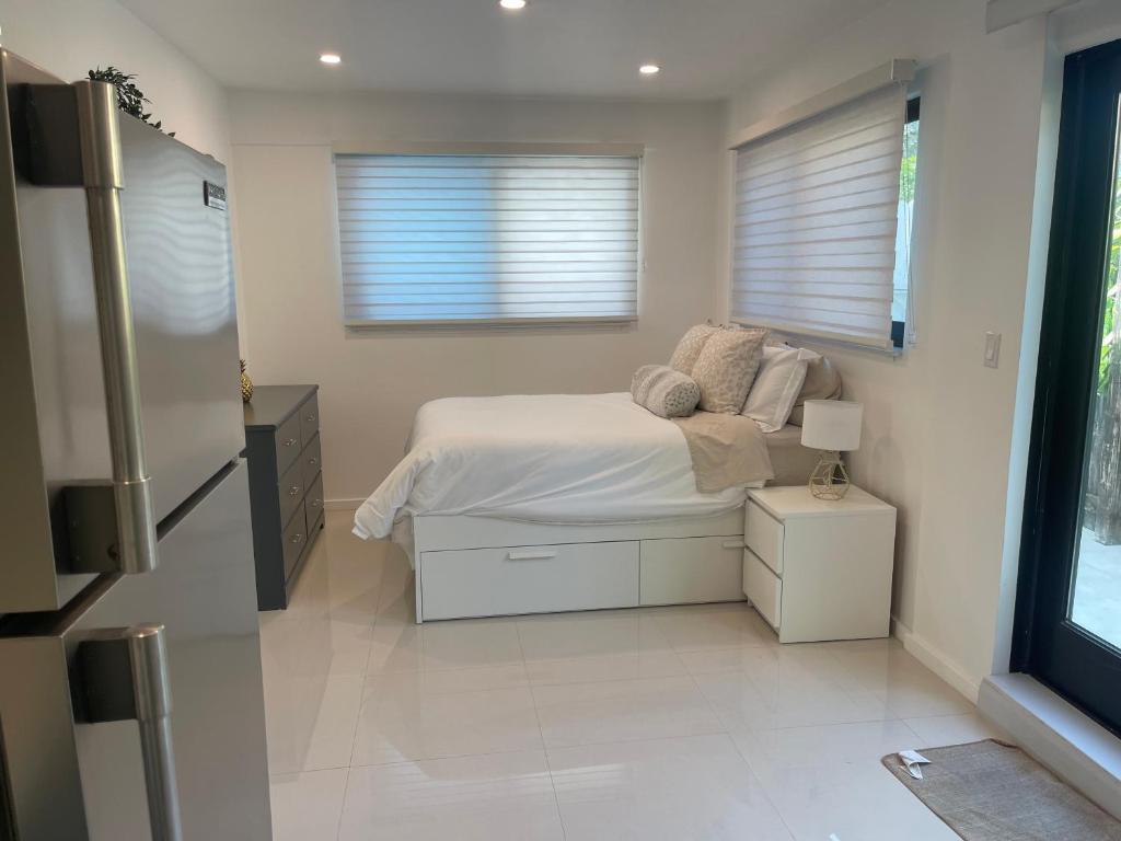 1 dormitorio con cama y ventana en Comfy studio, en Dania Beach