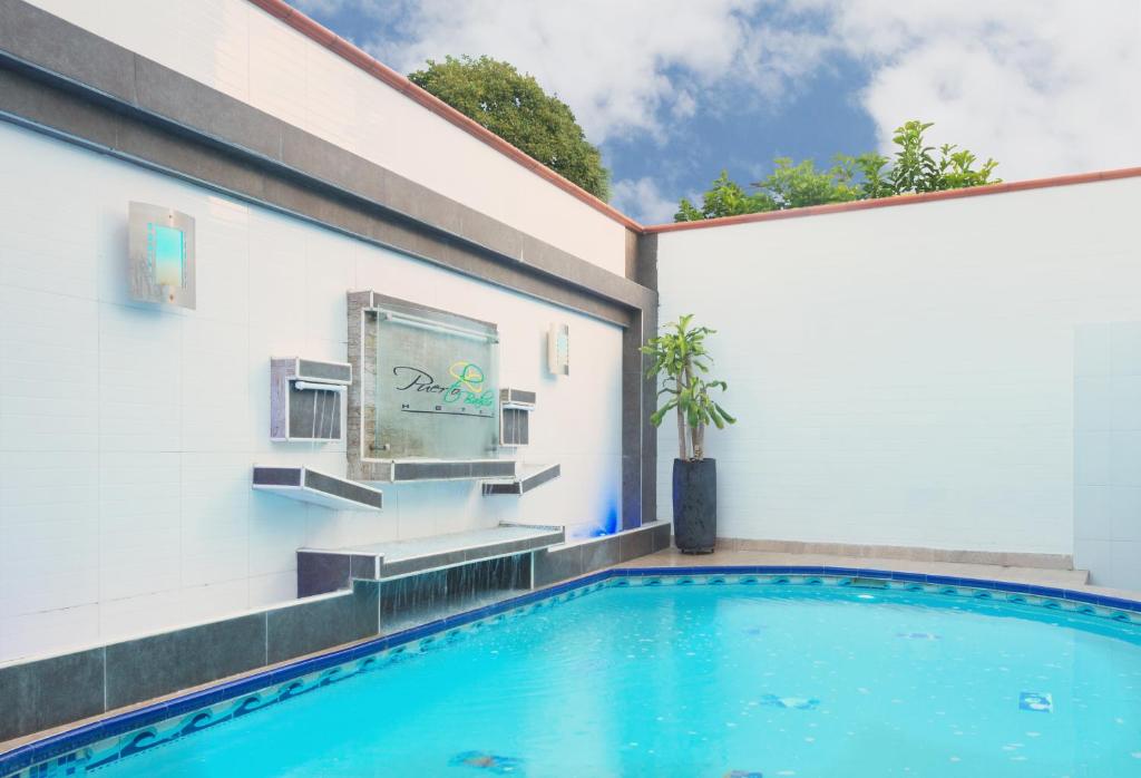 una piscina frente a un edificio en Hotel Puerto Bahia, en San Gil