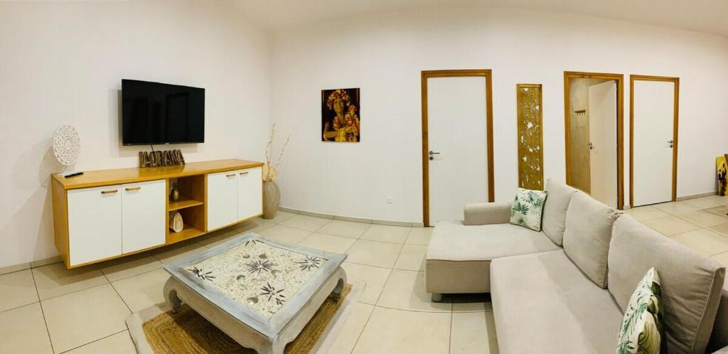 TV a/nebo společenská místnost v ubytování Fare Orahana Moorea