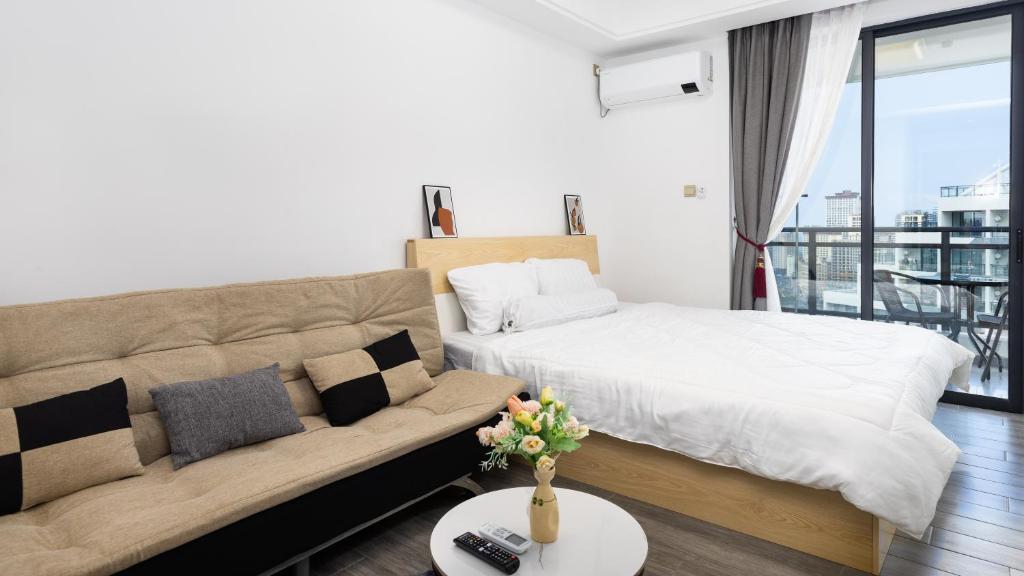 uma sala de estar com uma cama e um sofá em STAR BAY Residence Sihanoukville - 400m to Sokha Beach em Sihanoukville