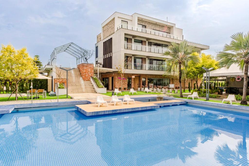 une grande piscine en face d'un bâtiment dans l'établissement 寗夏時光, à Dongshan