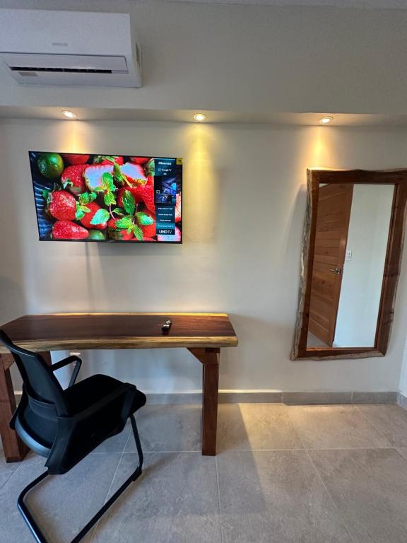 TV a/nebo společenská místnost v ubytování Oneiro Suites with Sea View