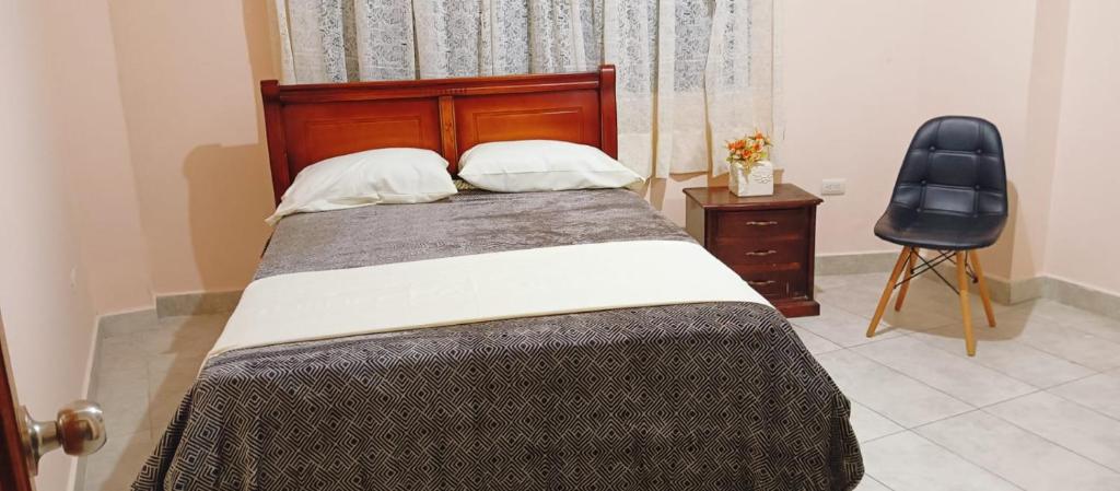 - une chambre avec un lit, une chaise et une chaise dans l'établissement Nuevo y exclusivo departamento de 2 habitaciones, à Loja