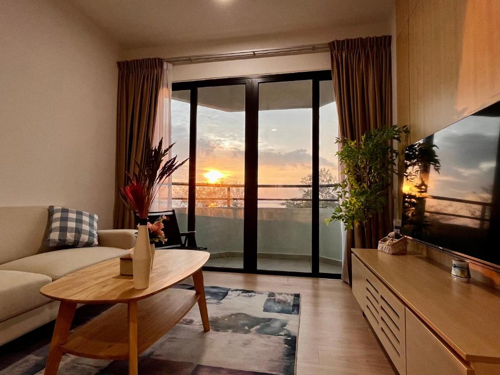 sala de estar con sofá y mesa en Netflix-Seaview-SunsetView-PuteriBeach-Mutiara Beach Resort Melaka en Kampong Pantai Dusun