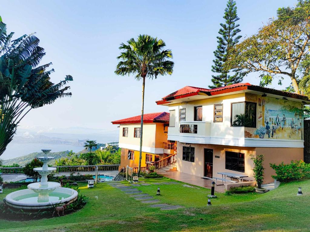 uma casa com uma fonte no quintal em Villa Marinelli Bed and Breakfast em Tagaytay