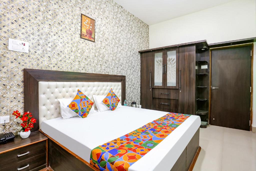Postel nebo postele na pokoji v ubytování FabExpress Aditya Guest House