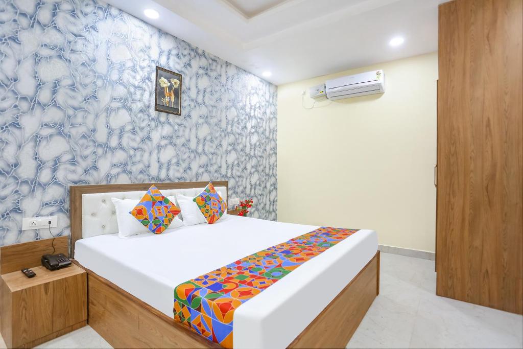 Postel nebo postele na pokoji v ubytování FabExpress Aditya Guest House