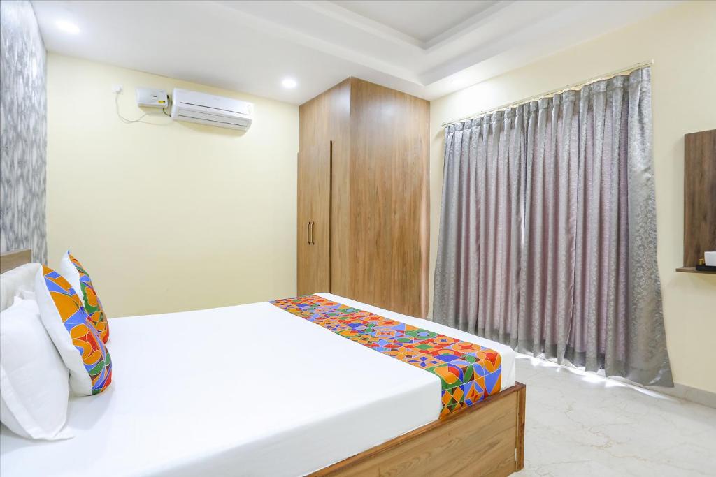 Postel nebo postele na pokoji v ubytování FabExpress Aditya Guest House