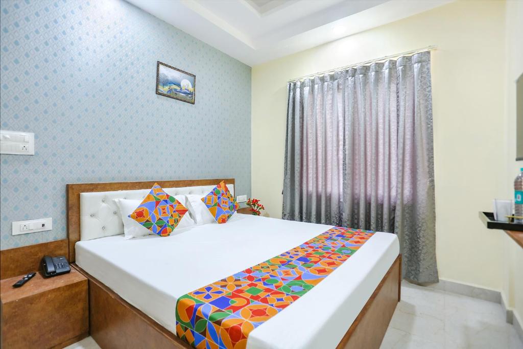 Postel nebo postele na pokoji v ubytování FabExpress Aditya Guest House
