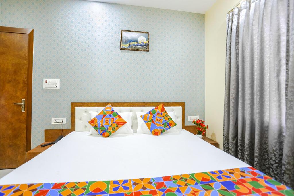 Postel nebo postele na pokoji v ubytování FabExpress Aditya Guest House