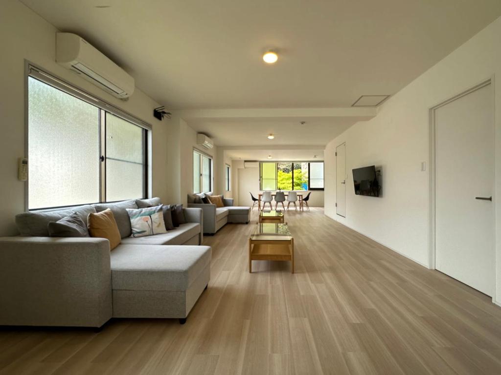 Televisor o centre d'entreteniment de bHOTEL Kaniwasou 201 2BR Apt, Near Itsukushima Shrine, For 12 Ppl