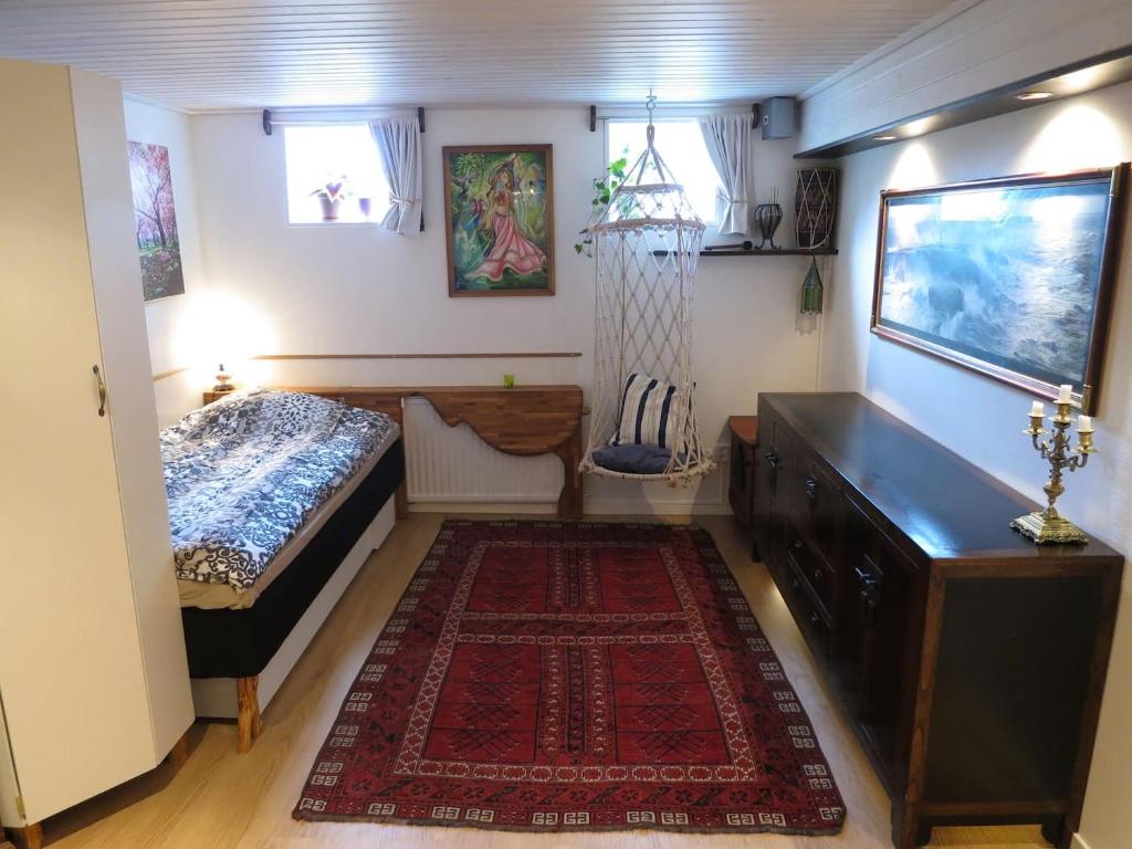 1 dormitorio con 1 cama, vestidor y alfombra en Unique homestay en Huddinge