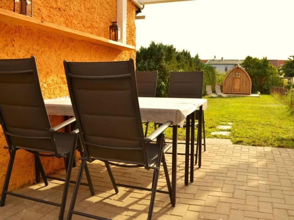uma mesa e cadeiras sentadas num pátio em Clay house with sauna em Tangermünde