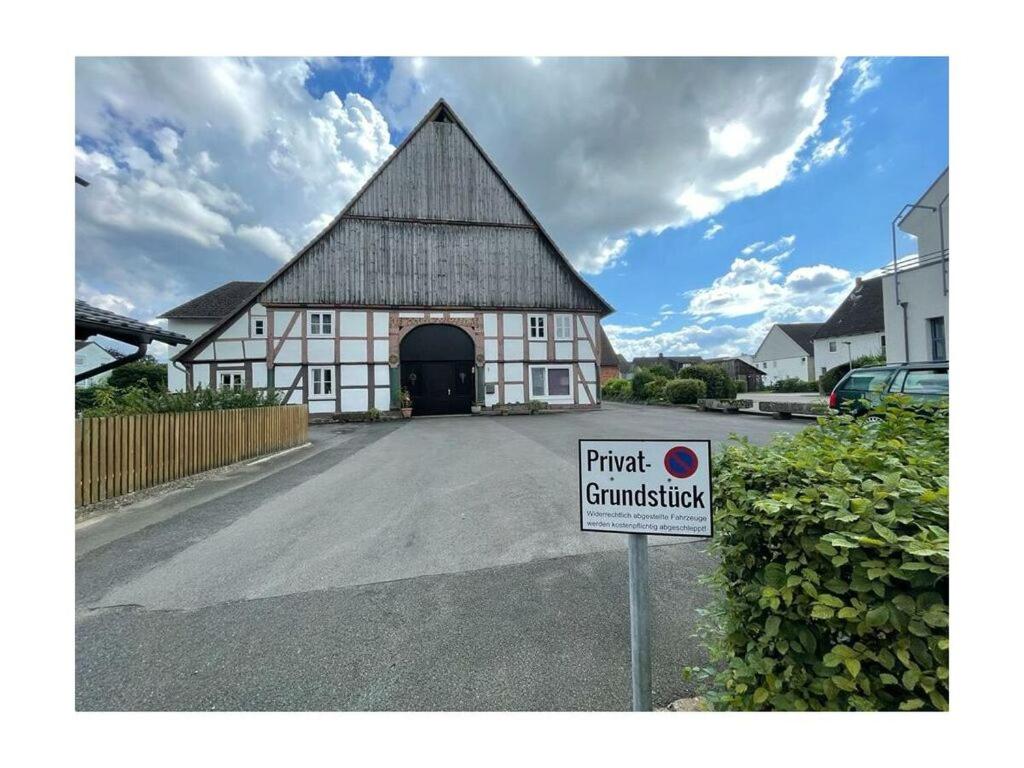 un gran edificio con un cartel delante en Rosenhof to the Weser 