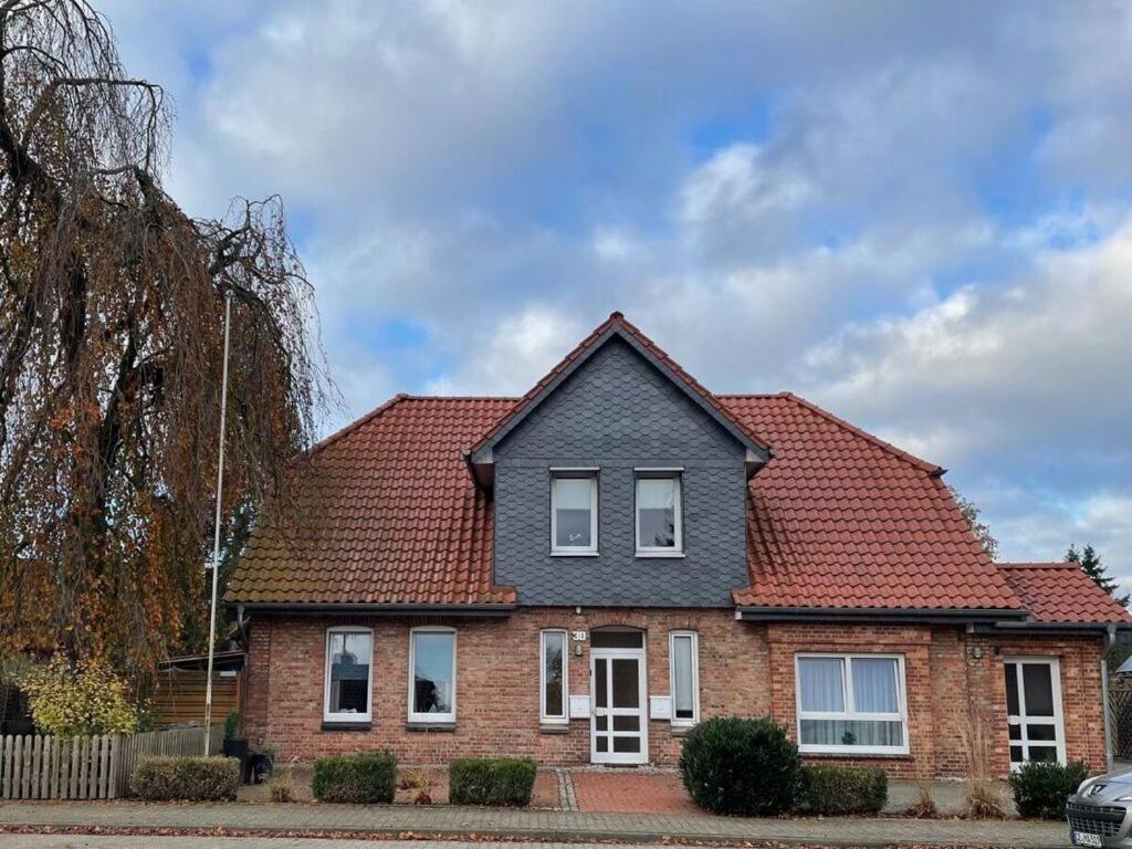 une maison en briques avec un toit rouge dans l'établissement Amazing holiday home near the lake, à Hambühren