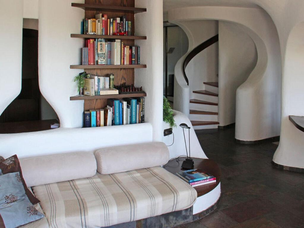- un salon avec un canapé et une étagère avec des livres dans l'établissement Hermitage-Dahn Modern retreat, à Dahn