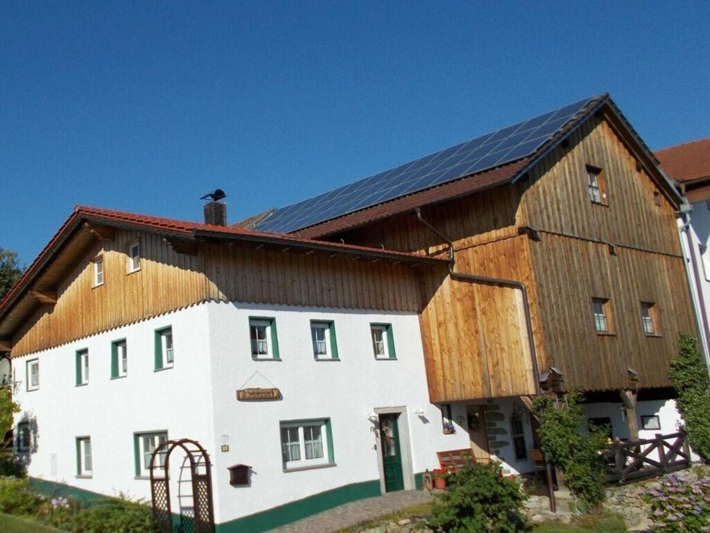 un granero blanco grande con un gran techo de madera en Rachelblick Modern retreat en Untermitterdorf