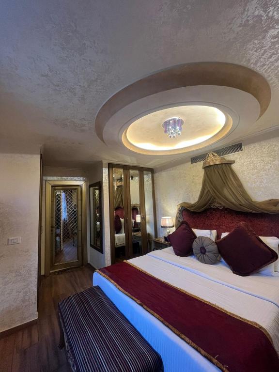 Postel nebo postele na pokoji v ubytování Q Hotel