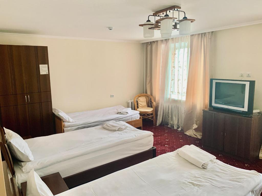 Dostyq Kokshetau - Habitación Triple Estándar