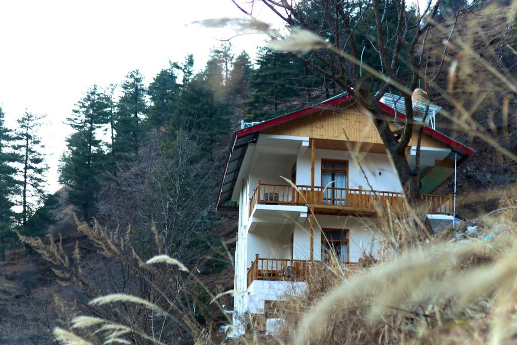ein Gebäude am Hang eines Hügels in der Unterkunft Mahantam Luxury Stays in Nagar