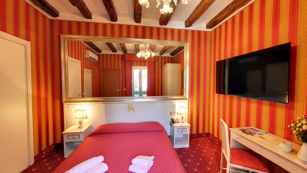 TV a/nebo společenská místnost v ubytování Hotel Messner