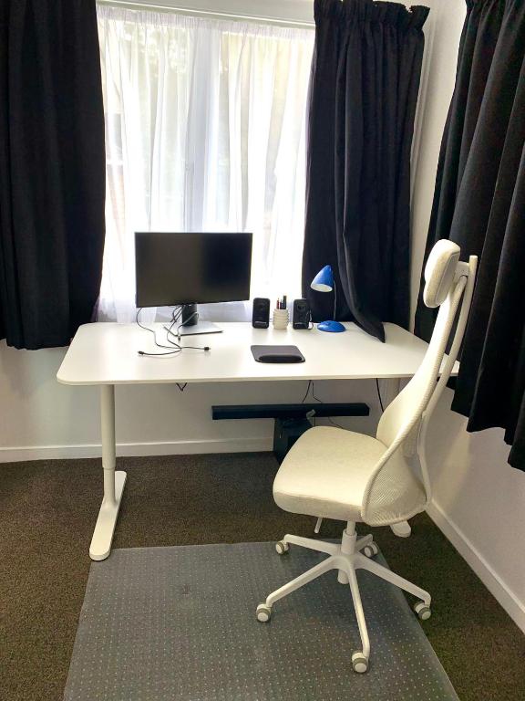 Comfy & Sunny home in Wellington--3 Heat Pumps - Resim 17