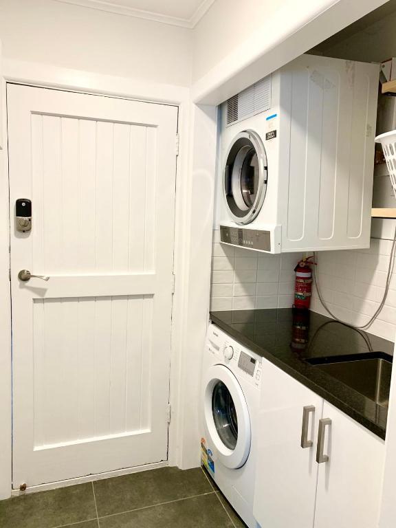 Comfy & Sunny home in Wellington--3 Heat Pumps - Resim 18