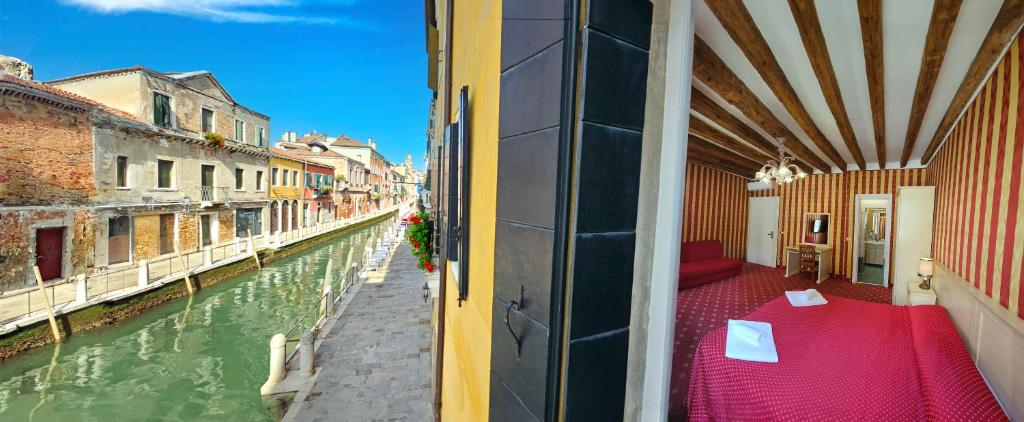 Výhled na řeku, která protéká v blízkosti hotelu