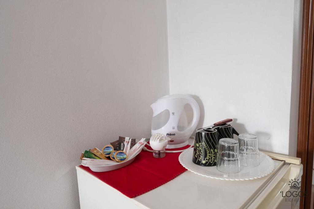 Příslušenství pro přípravu čaje a kávy v ubytování Let it Be Apartments