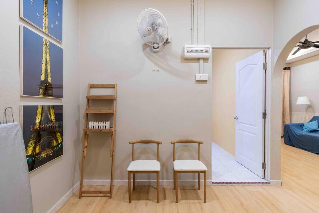 Suitetrails - Nibong Tebal Comfy Home Retreat with WiFi & Netflix