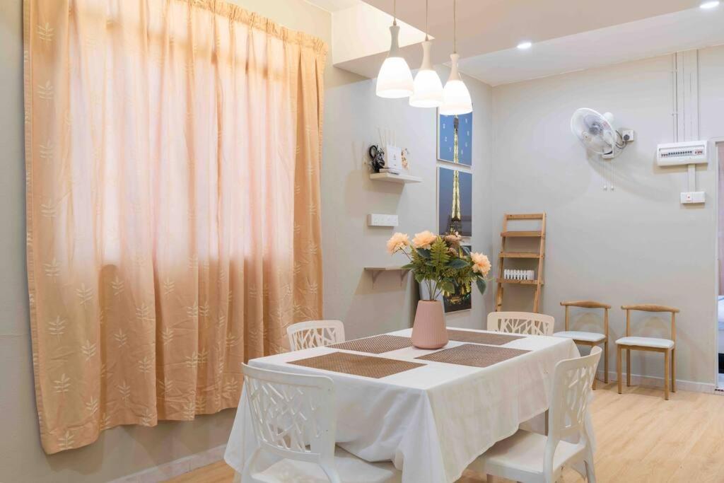 Suitetrails - Nibong Tebal Comfy Home Retreat with WiFi & Netflix
