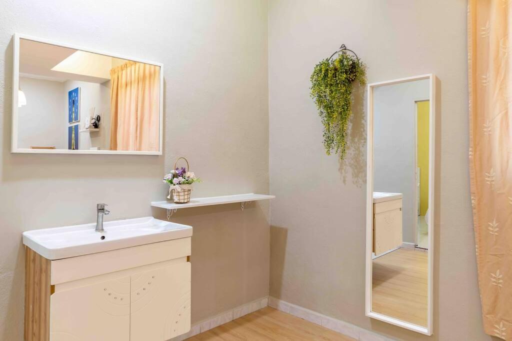 Suitetrails - Nibong Tebal Comfy Home Retreat with WiFi & Netflix