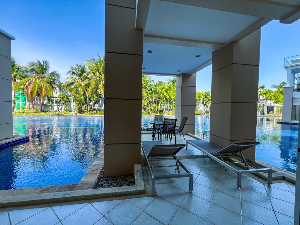 Aussicht von der Lobby eines Resorts mit Pool in der Unterkunft Hua Hin Blue Lagoon-Pool Access in Cha-am
