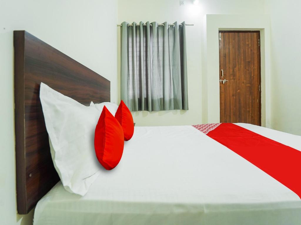 Un pat sau paturi într-o cameră la SPOT ON Hotel Friend's Park