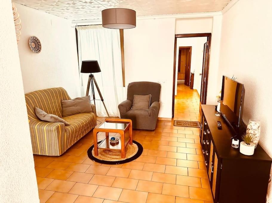 ein Wohnzimmer mit einem Sofa und einem TV in der Unterkunft Apartament Central Castellon! in Castellón de la Plana