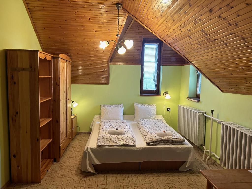Postel nebo postele na pokoji v ubytování Galéria Vendégház