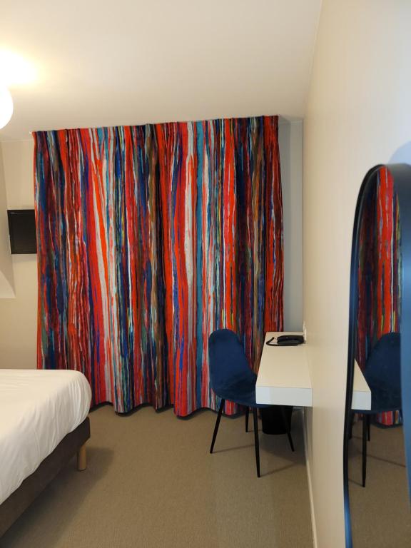 Postel nebo postele na pokoji v ubytování Hôtel Port Haliguen