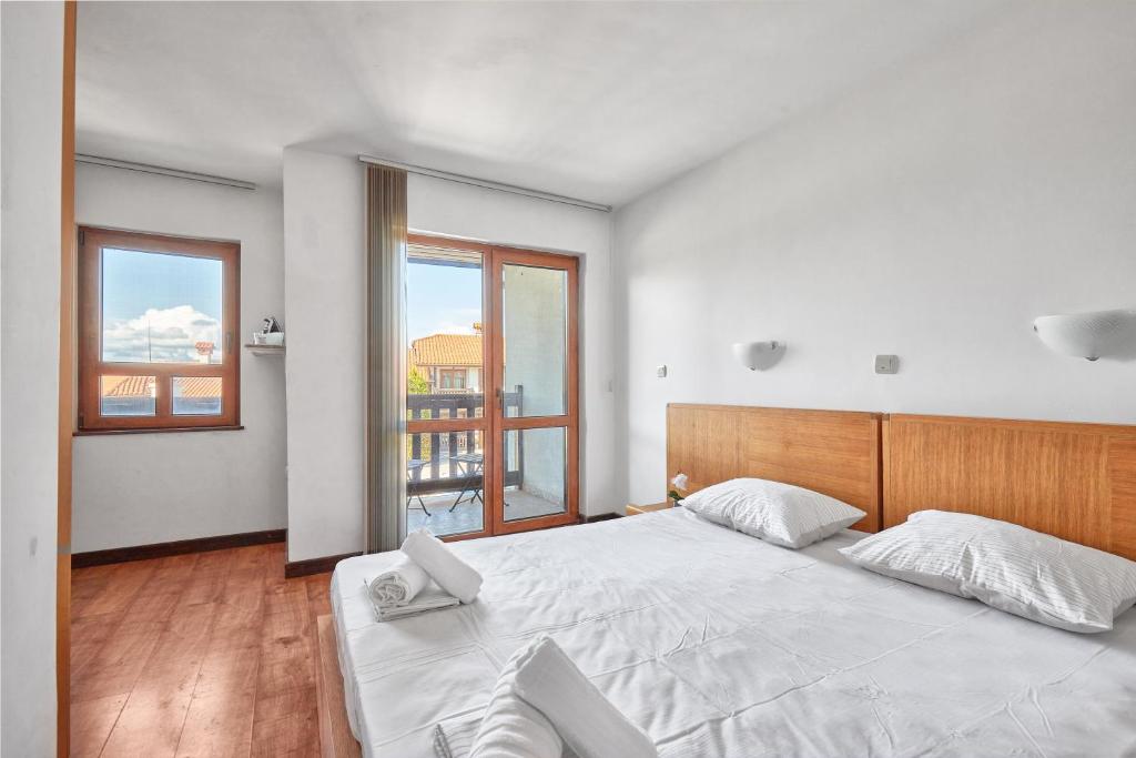 1 dormitorio con cama grande y ventana grande en Charming 2BD Guest House in Sozopol en Burgas