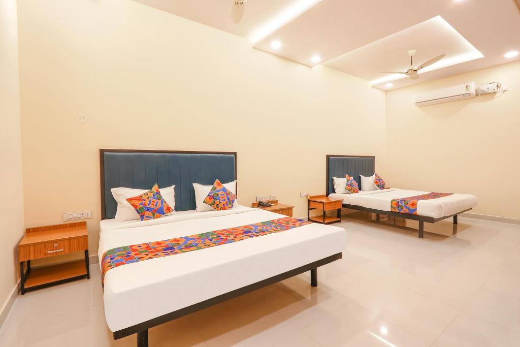1 dormitorio con 2 camas en una habitación en FabHotel Mint Park en Hyderabad