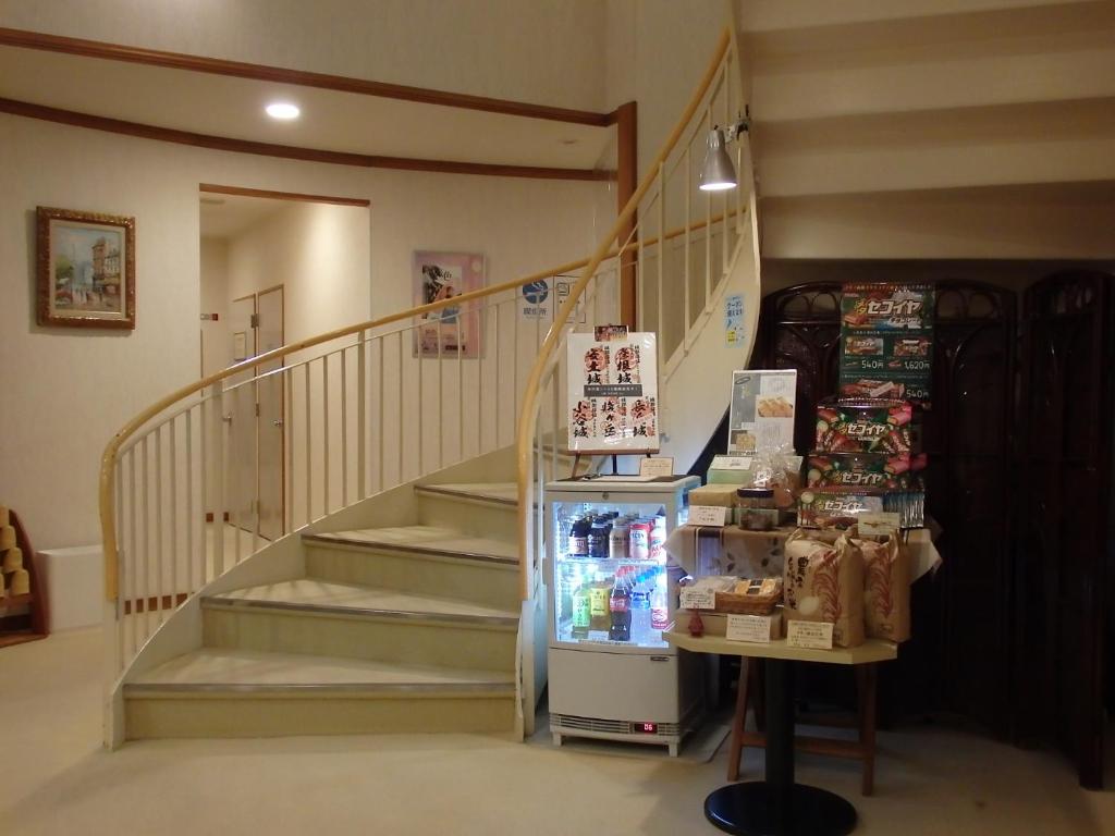Supermarket nebo jiné obchody v  hotelu nebo okolí