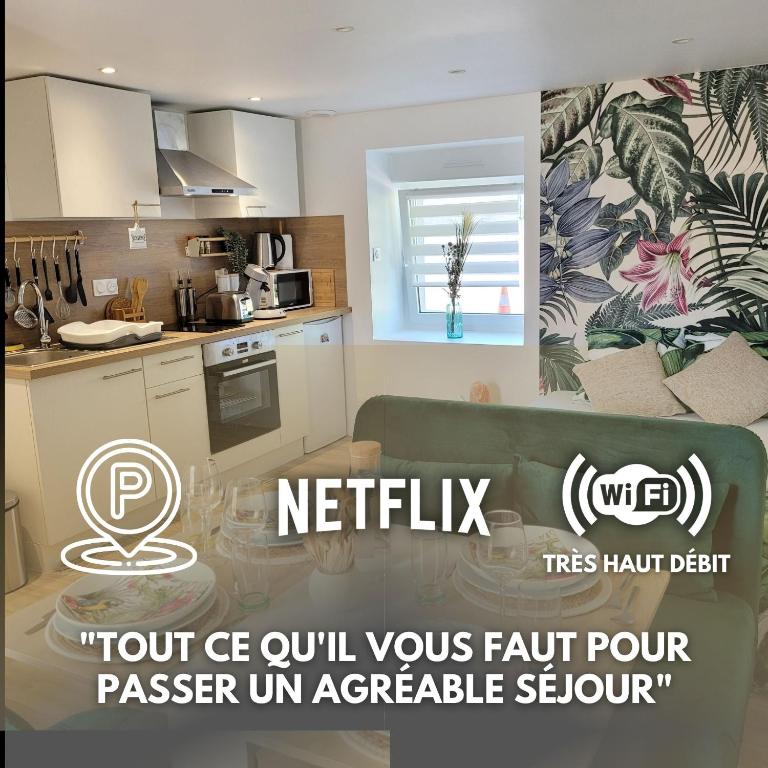- une cuisine avec un canapé vert dans une chambre dans l'établissement La Passerelle, à Mernel
