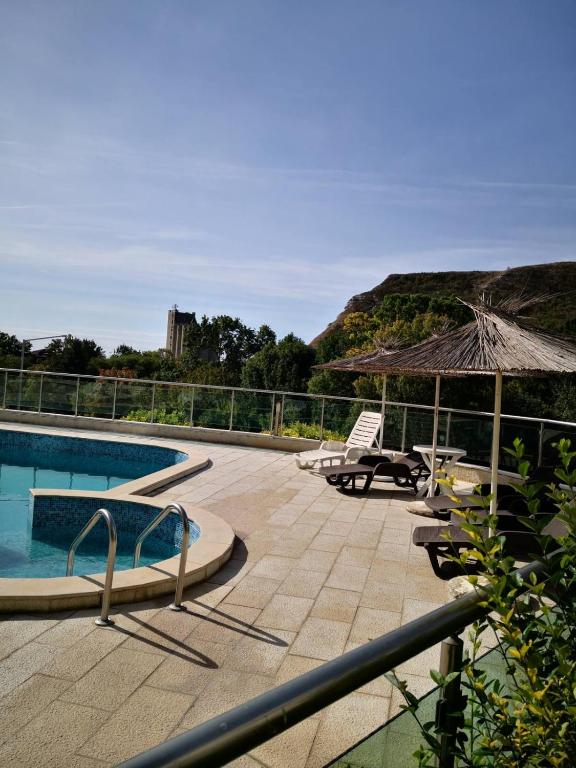 Bazén v ubytování Dream sea apartment 2 nebo v jeho okolí