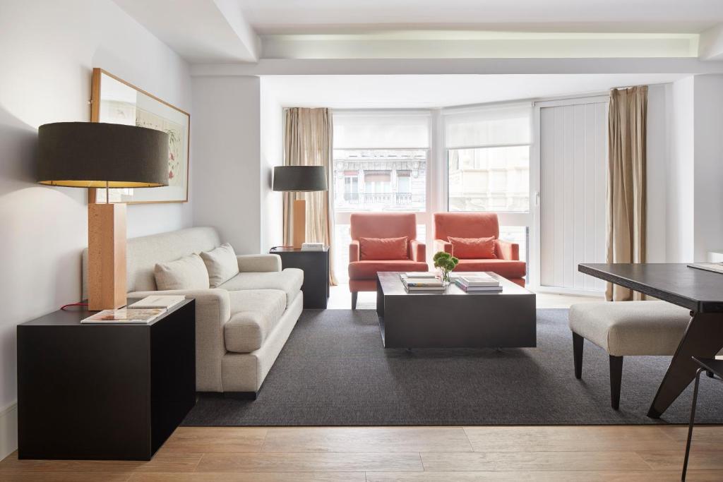 sala de estar con sofá y mesa en Koxtape Apartment by FeelFree Rentals, en San Sebastián