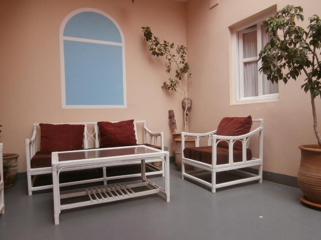 a living room with two chairs and a table at Maison Xanadu in Sidi Ifni