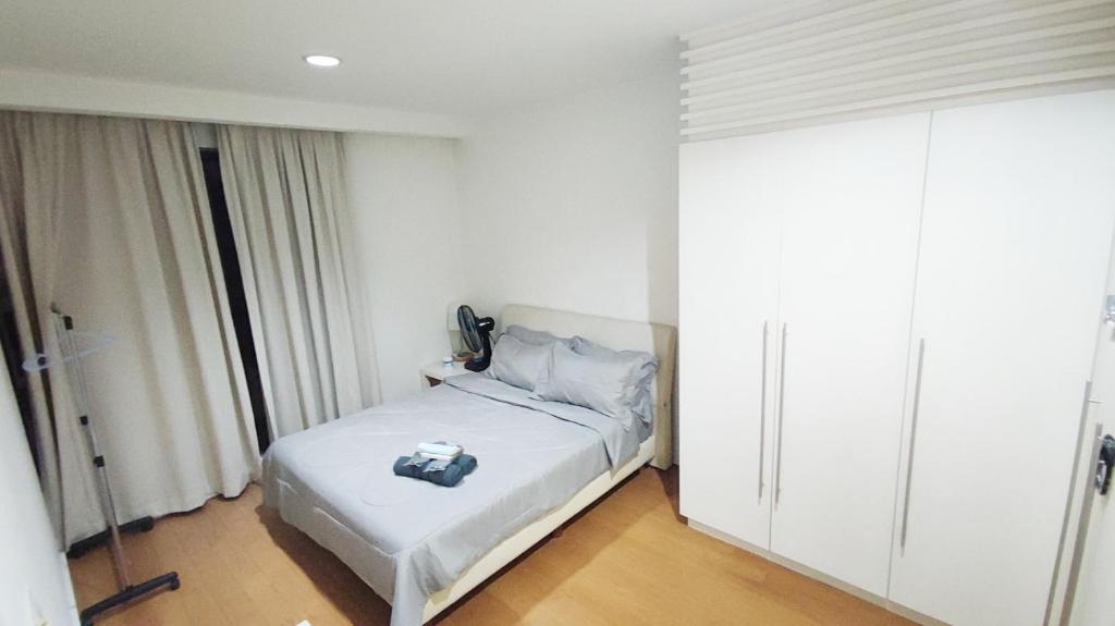 um quarto com uma cama com uma câmara em 2Rooms QueenBed In D Heart of KL em Kuala Lumpur
