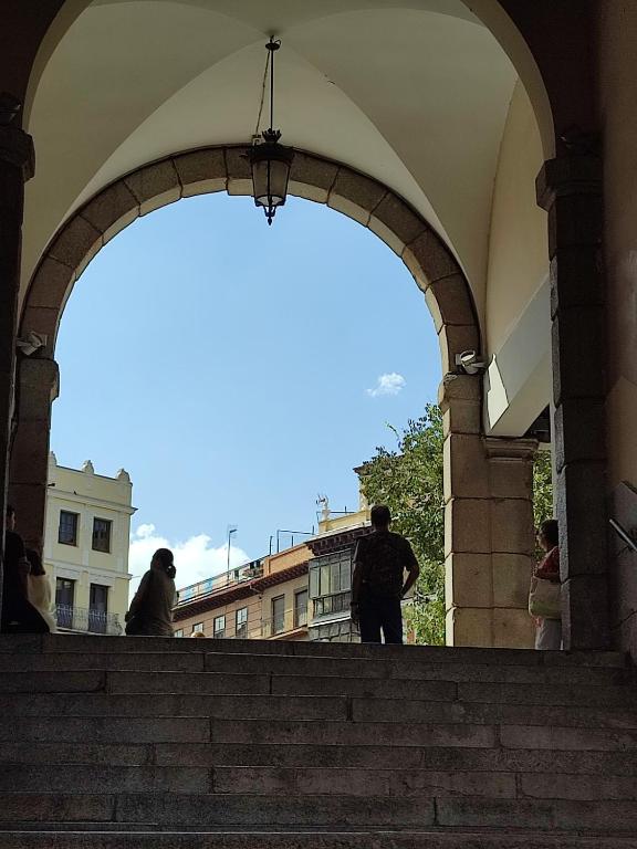 een boog met twee mensen die de trap op lopen bij Miguel Ángel in Toledo