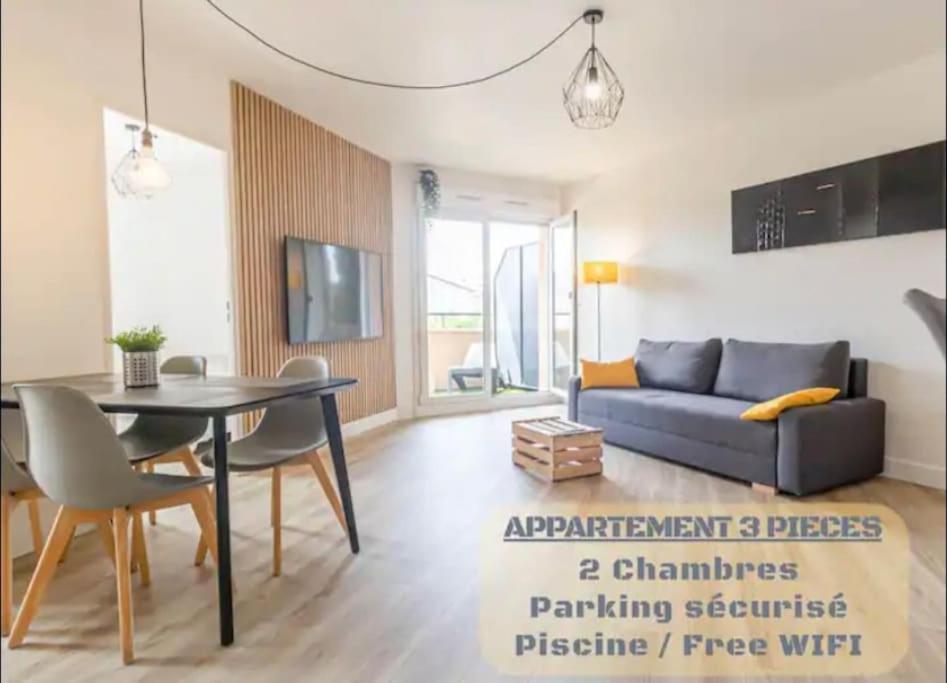 un salon avec une table et un canapé dans l'établissement *T3*Toulouse Purpan+Parking+Piscine, à Toulouse